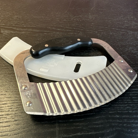 THE PAMPERED CHEF - Crinkle Cutter with Blade Guard - Kitchen Utensil $17 MSRP - Picture 4 of 6